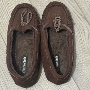 TrueSoft Women’s Brown Moccasin Slippers (5)